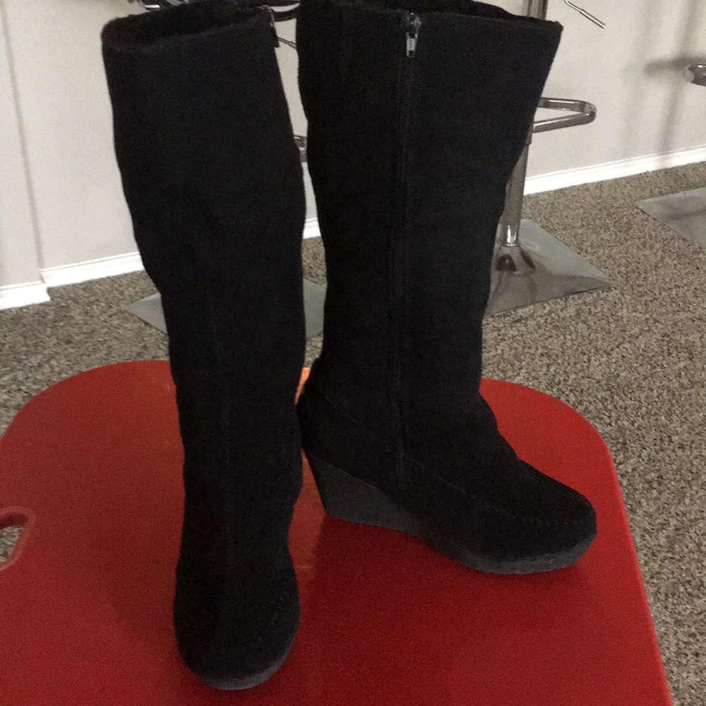 Woman’s SZ 9 BearPaw wedge suede boots high
